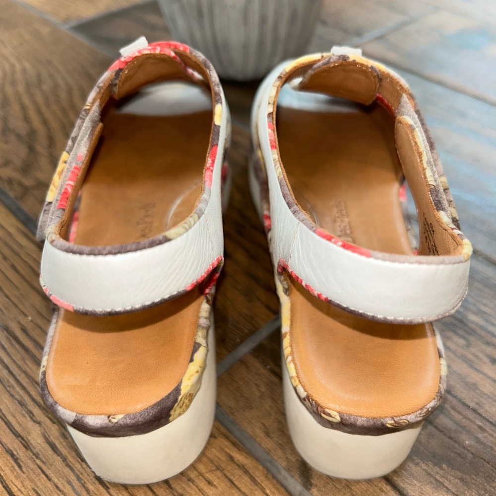 L'Amour Des Pieds / Light Gray Floral Platform Sandals - Picture 9 of 10